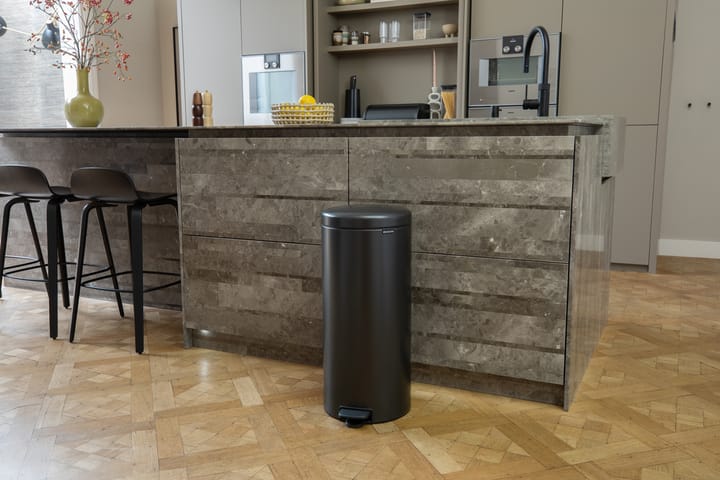 New Icon pedal bin 30 liter, Confident grey Brabantia