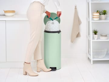 New Icon pedal bin 30 liter - Jade green - Brabantia