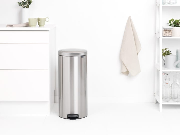 New Icon pedal bin 30 liter, Matt steel fingerprint proof Brabantia