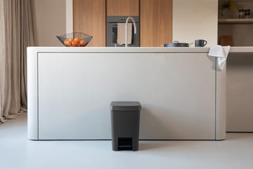 StepUp pedal bin 25 L - Dark grey - Brabantia