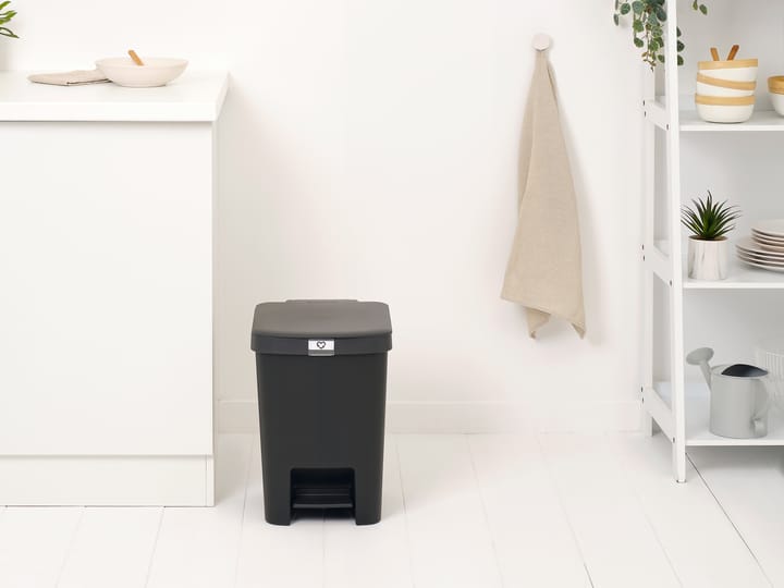 StepUp pedal bin 25 L, Dark grey Brabantia