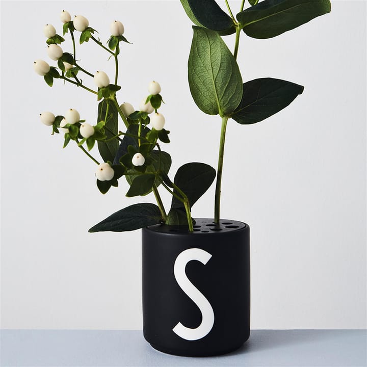 Design Letters cup black, A Design Letters