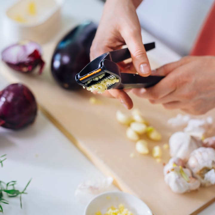 Functional Form garlic press 24 cm, Black Fiskars