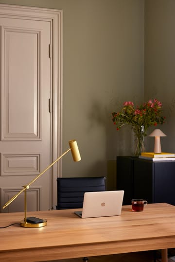 Hubble Read table lamp with wireless charging - Brushed brass - Globen Lighting