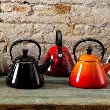 Le Creuset Kone kettle with whistle - Black - Le Creuset