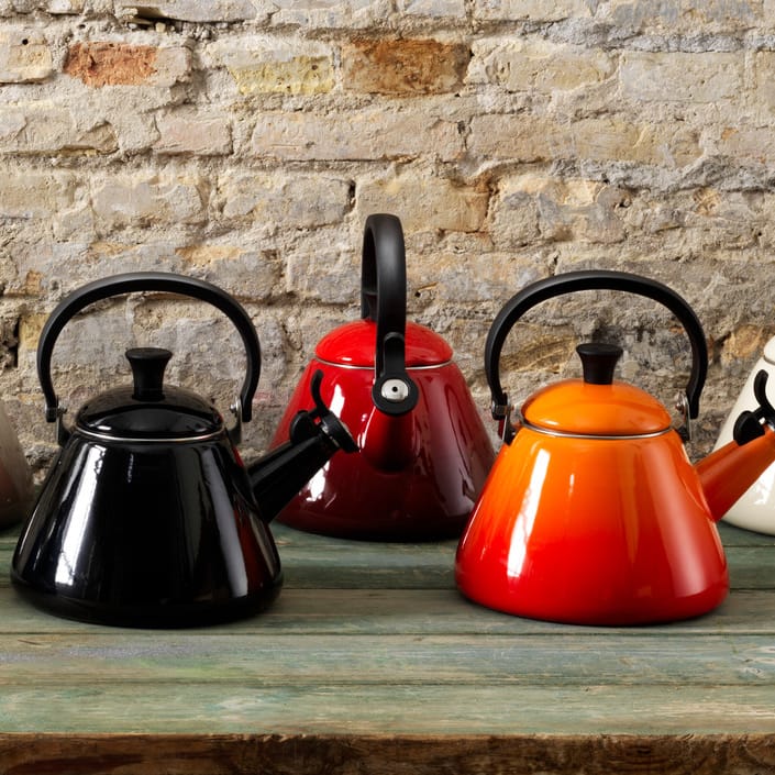 Le Creuset Kone kettle with whistle, Cerise Le Creuset