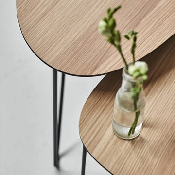 Curve side table M - oak - LIND DNA