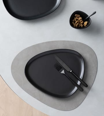 Curve Stoneware plate 26x30 cm - black - LIND DNA