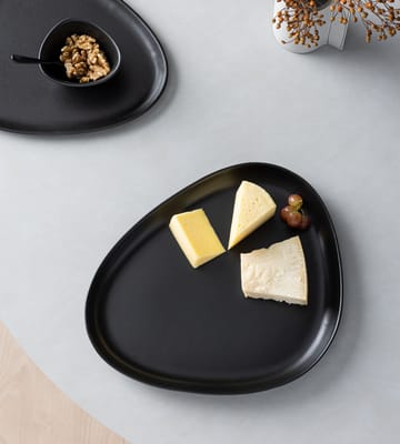 Curve Stoneware serving saucer 30x35 cm - black - LIND DNA