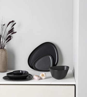 Curve Stoneware serving saucer 30x35 cm - black - LIND DNA