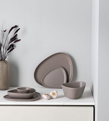 Curve Stoneware serving saucer 30x35 cm - Warm Grey - LIND DNA