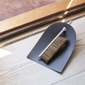 Normann dustpan & broom - dark grey - Normann Copenhagen