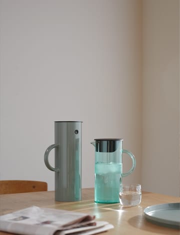 EM77 jug with lid 1.5 L - Dusty green - Stelton