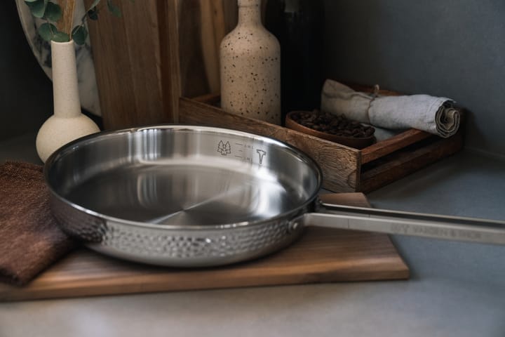 Modell M1 hammered sauce pan Ø28 cm, Chrome with lid Vargen & Thor