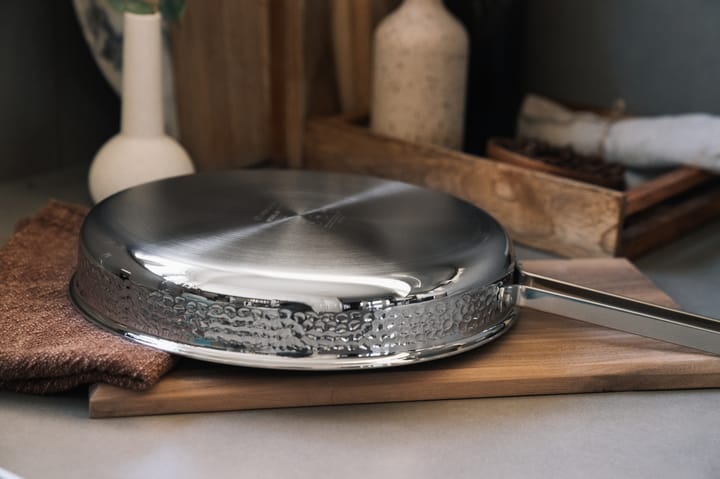 Modell M1 hammered sauce pan Ø28 cm, Chrome with lid Vargen & Thor