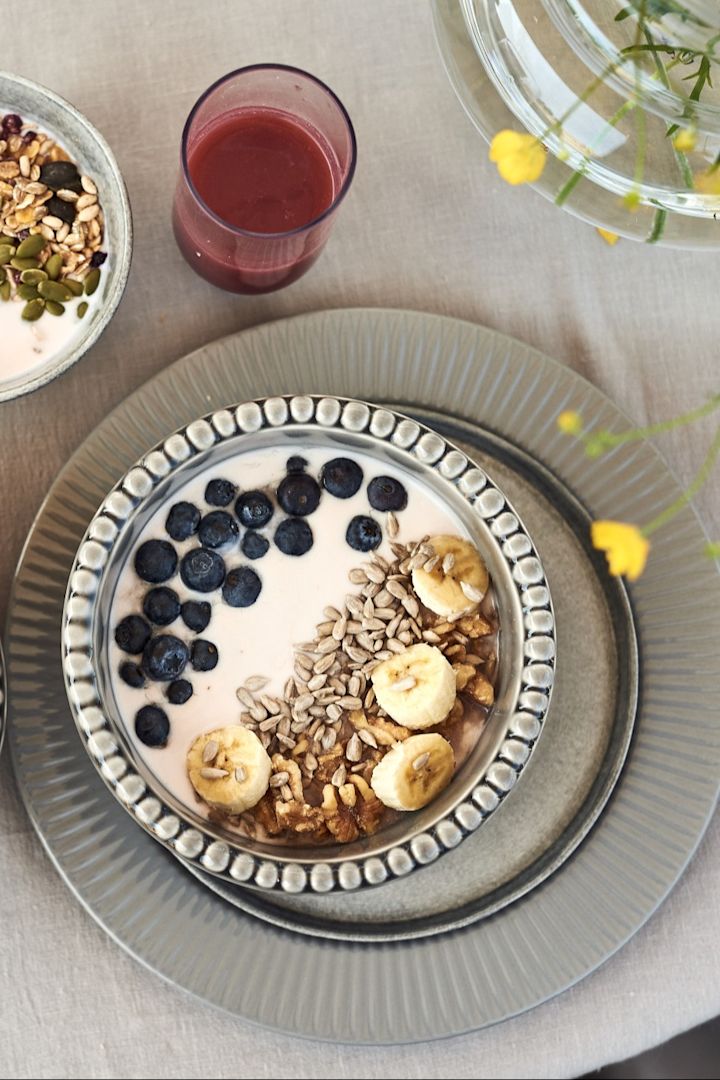 A smoothie bowl with banana and blueberries is not only the perfect breakfast for a vegan holiday, but is also delicious and healthy.