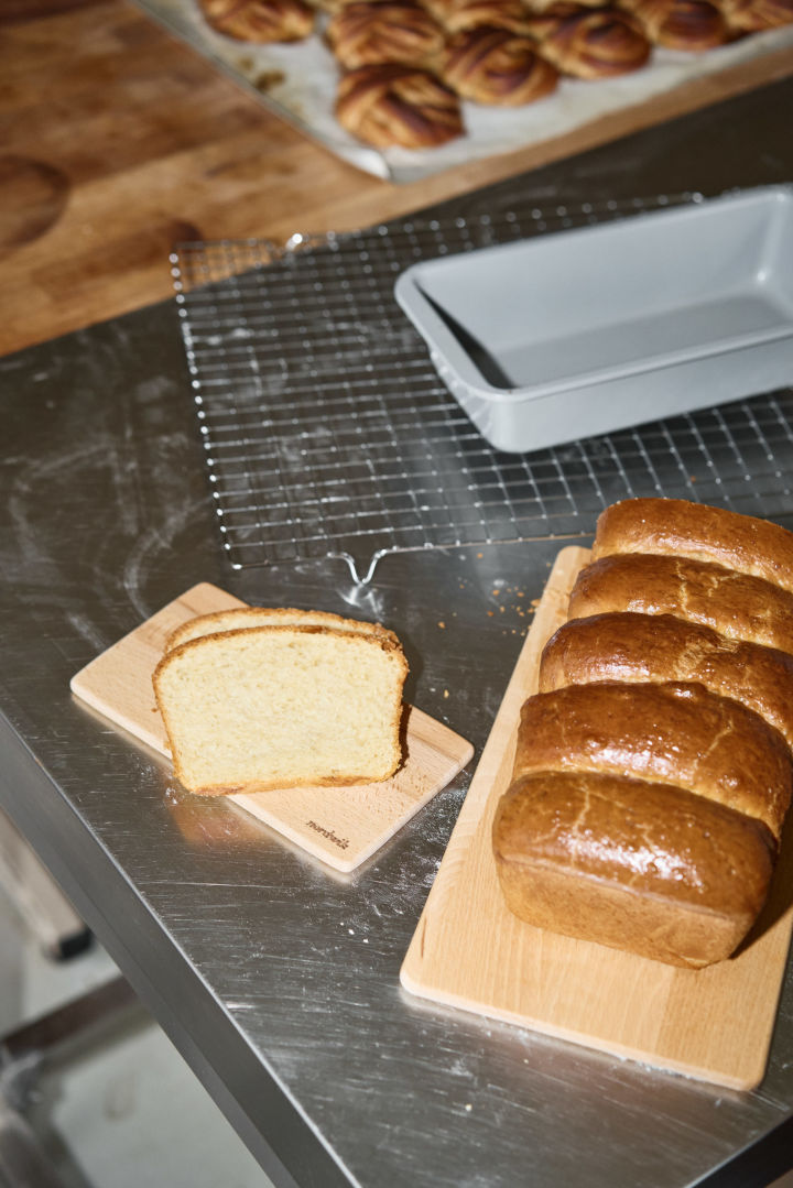 Here you can see a sliced golden-brown brioche bread on a wooden board from Nordwik.